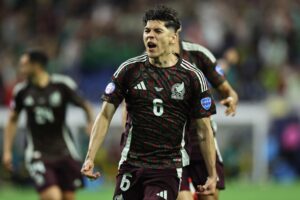 Gerardo Arteaga jubler efter sin scoring til 1-0 for Mexico mod Jamaica ved Copa America.