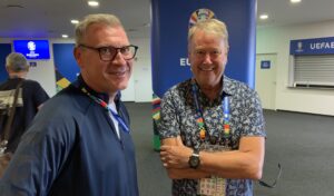 Den tidligere danske landstræner, Åge Hareide, sammen med chef for herrelandsholdet Thomas Nørkjær for Danmarks kamp mod Serbien ved EM 2024.