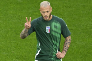 Federico Dimarco under opvarmningen til kampen mellem Italien og Albanien ved EM 2024