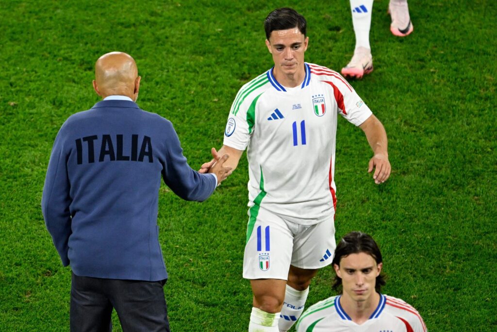 De italienske spillere går fra banen efter nederlaget mod Spanien ved EM 2024.