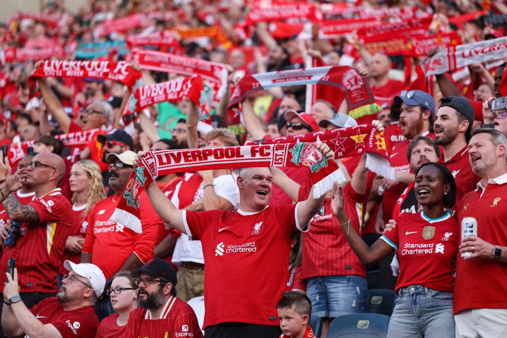 Liverpool-fans holder tørklæderne op til tonerne af You'll Never Walk Alone forud for en kamp.