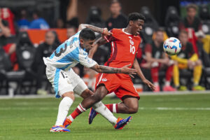 Canadas Jonathan David i duel med Argentinas Cristian Romero i Copa America.