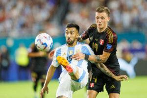 Oliver Sonne i aktion for Peru mod Argentinas Nicolas Gonzalez ved Copa America 2024