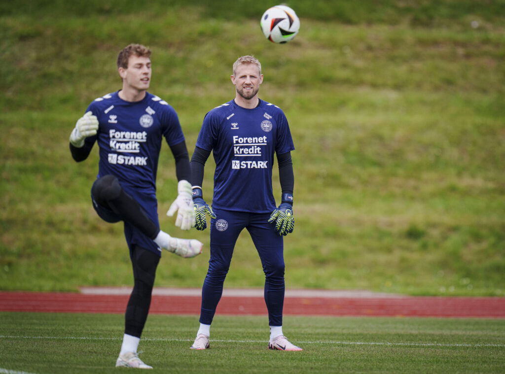 Kasper Schmeichel sammen med Mads Hermansen under en af landsholdets træninger.