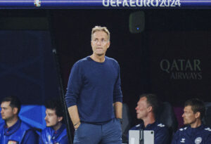 Kasper Hjulmand leder efter en grimasse, der kan passe under kampen mellem Danmark og Tyskland.