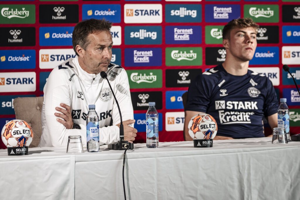 Landstræner Kasper Hjulmand og Rasmus Højlund under pressemødet med fodboldlandsholdet