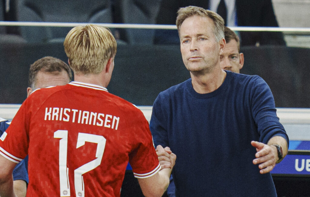 Landstræner Kasper Hjulmand og Victor Kristiansen under EM-kampen i gruppe C mellem Danmark og England på Frankfurt Arena i Tyskland torsdag den 20. juni 2024..