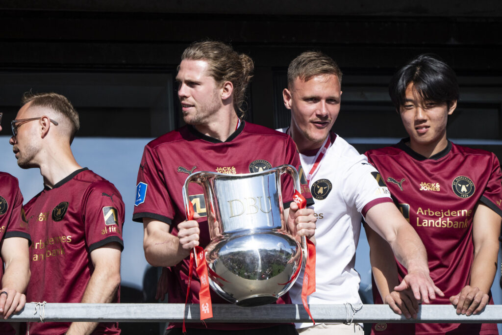 FC Midtjyllands Mads Bech Sørensen med trofæet efter at have vundet 3F Superligaen.