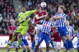 Målmand Nathan Trott bokser væk i Vejles felt under superligakampen mellem Vejle Boldklub og OB på Vejle Stadion mandag den 6. maj 2024.