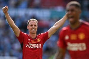 Jonny Evans jubler efter at have vundet FA Cup.