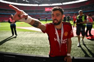 Bruno Fernandes peger på en Manchester United-fan.