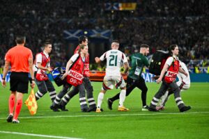 Lægestaben løber på banen for at tilse Barnabas Varga efter den voldsomme skade, han pådrog sig i EM 2024-kampen mellem Ungarn og Skotland.