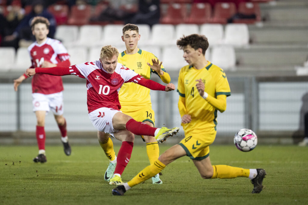 Mika Biereth i kamp for det danske U21-landshold.