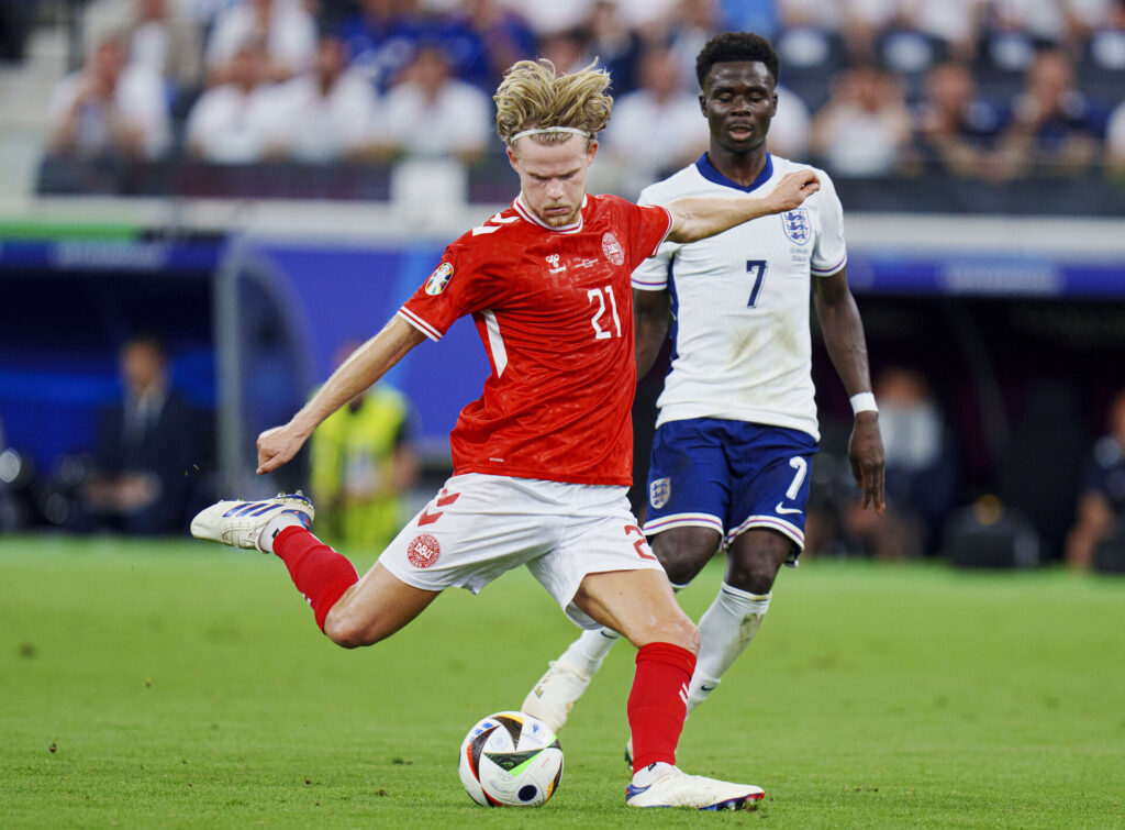 Morten Hjulmand skyder på mål for Danmark imod England ved EM.
