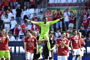 Nathan Trott hyldes af sine holdkammerater fra Vejle.