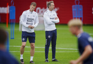 Kasper Hjulmand under en af herrelandsholdets træninger inden EM.