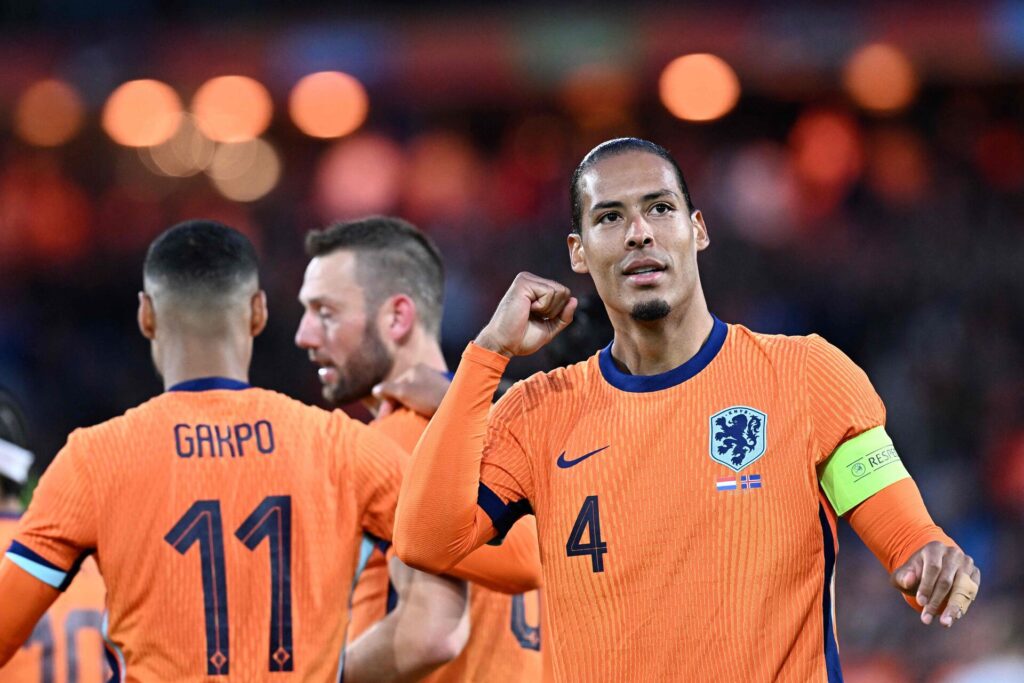 Virgil van Dijk fejrer sin scoring i testkampen mellem Holland og Island forud for EM-slutrunden i Tyskland 2024.