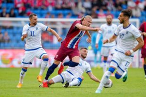 Erling Haaland i aktion for Norge mod Kosovo.