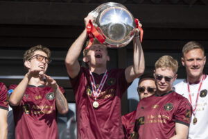 FC Midtjyllands Oliver Sørensen løfter pokalen efter at have vundet 3F Superligaen.