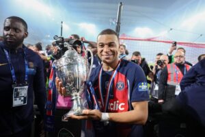 Kylian Mbappé fejrer sit sidste trofæ med PSG
