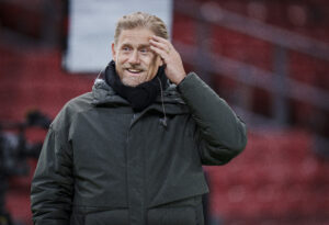 Peter Schmeichel går grinende rundt på stadion