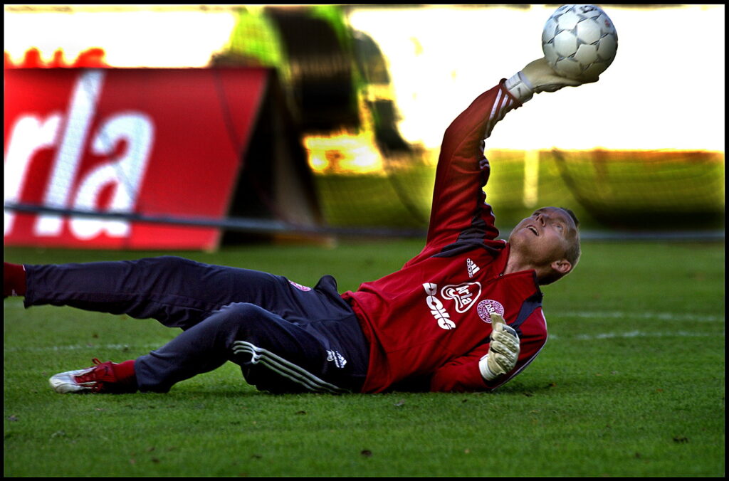 Peter Skov Jensen træner før landskampen mod Tyrkiet. Danmarks trup ved EM 2004