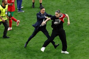 En baneløber under kampen mellem Portugal og Tyrkiet.