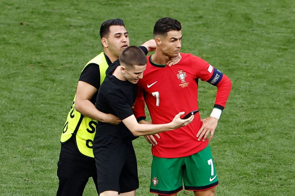 En baneløber har haft om halsen på Cristiano Ronaldo.