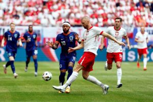 Memphis Depay i kamp om bolden under opgøret mellem Holland og Polen.