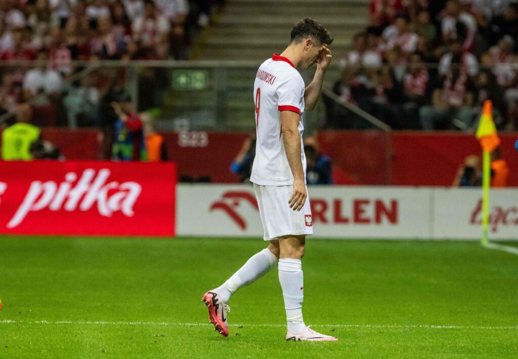Robert Lewandowski forlader banen under en testkamp mellem Polen og Tyrkiet forud for EM-slutrunden i Tyskland 2024.
