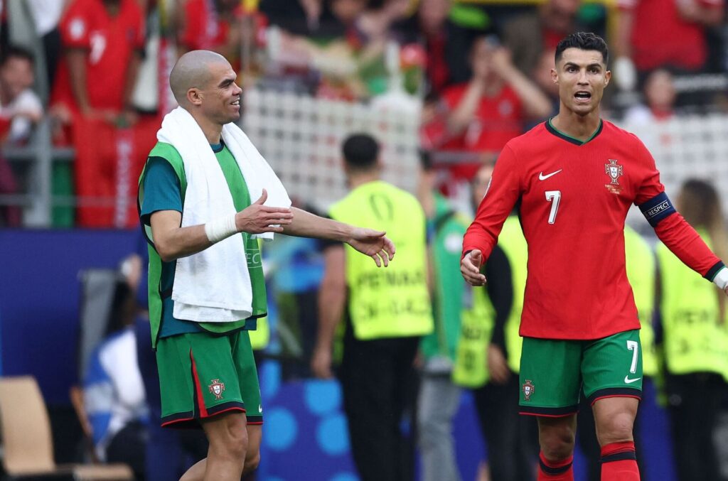 Portugals to gamle spillere, Pepe og Cristiano Ronaldo på vej i omfavnelse