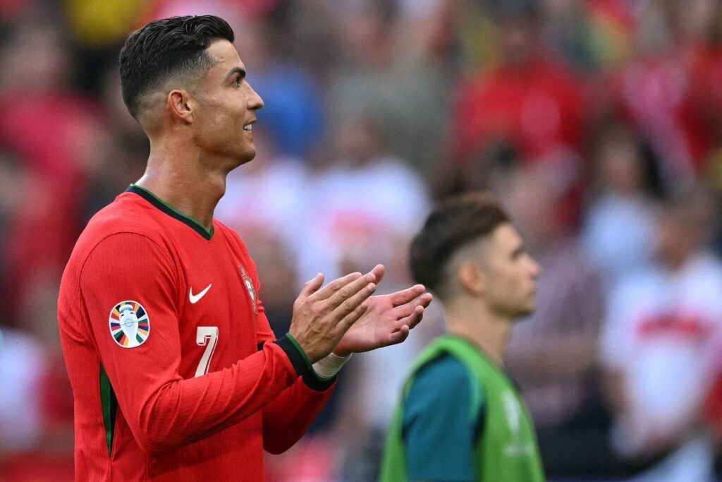 Cristiano Ronaldo takker publikum efter sejren over Tyrkiet.