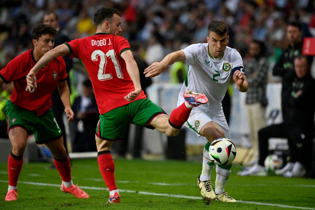 Seamus Coleman i duel mod Diogo Jota i en landskamp mellem Irland og Portugal.