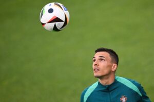 Joao Palhinha jonglerer med bolden for Portugal