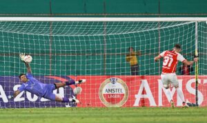 Et straffespark bliver reddet.