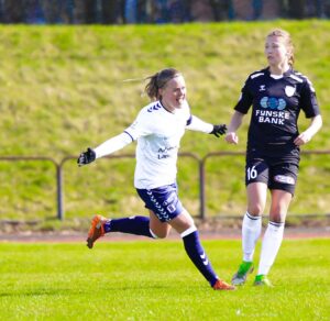 Sarah Dyrehauge jubler over et af sine mål i Gjensidige Kvindeligaen.