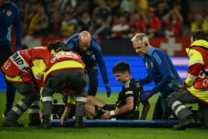 Kieran Tierney bliver båret fra banen ved EM for Skotland.