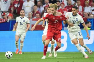 Sasa Lukic river Morten Hjulmand i trøjen under kampen ved EM mellem Danmark og Serbien.