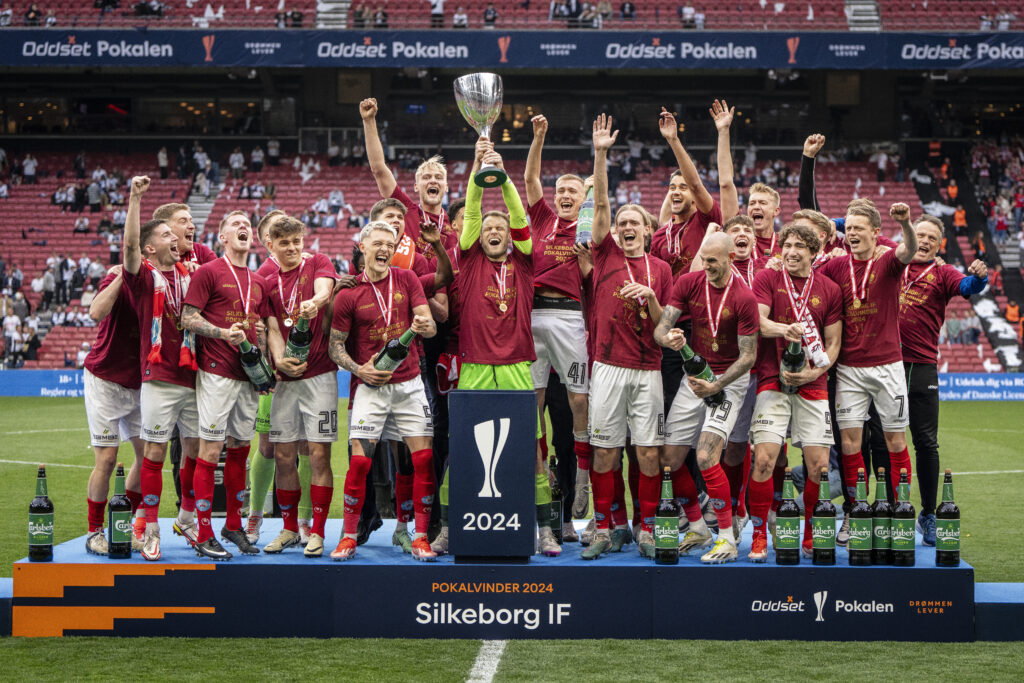 Silkeborg IF's spillere løfter pokalen efter sejr i Oddset Pokalfinalen mellem Silkeborg IF og AGF i Parken i København, torsdag den 9. maj 2024.