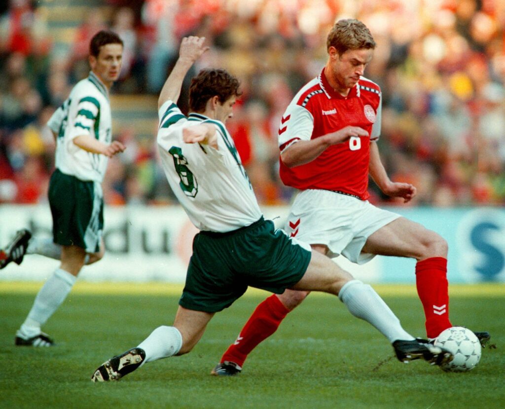 Claus Thomsen i duel med en spiller fra Slovenien i en VM-kvalifikationskamp i Parken i 1997