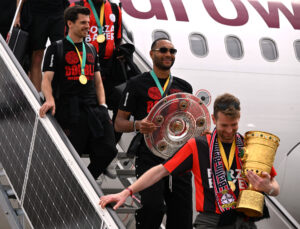 Jonathan Tah sammen med Lukas Hradecky, der lander med DFB Pokal-titlen og Bundesliga-titlen.