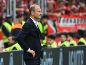 Augsburg-cheftræner Jess Thorup på sidelinjen mod Bayer Leverkusen.