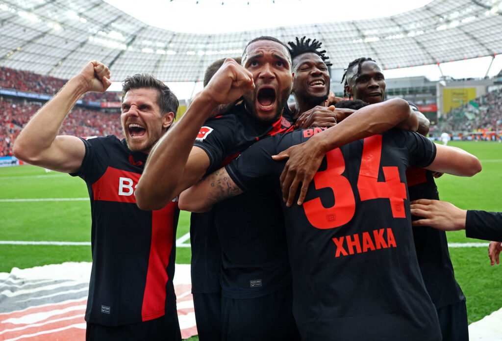 Granit Xhaka, Jonathan Tah og holdkammerater fejrer scoring i Bundesligaopgøret mellem Bayer Leverkusen og Werder Bremen på BayArena.