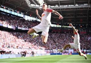 Benjamin Sesko fejrer scoring for RB Leipzig under Bundesliga-kampen mod Borussia Dortmund på Red Bull Arena i Leipzig.