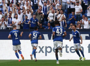 Alassane Ouedraogo jubler sammen med resten af FC Schalke 04-spillerne.