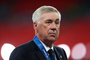 Carlo Ancelotti kigger ud i luften efter Champions League-triumfen med Real Madrid