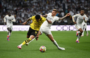 Jadon Sancho dribler forbi Toni Kroos i Champions League-finalen.
