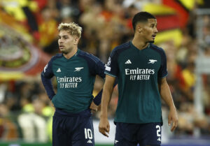 Emile Smith Rowe og William Saliba i kamp for Arsenal.