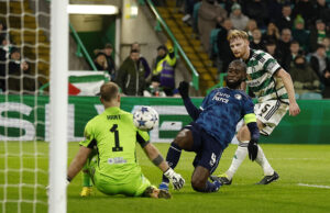 Feyenoords Lutsharel Geertruida brænder en chance mod Celtic i Champions League.