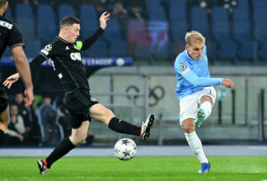 Gustav Isaksen i kamp for Lazio.